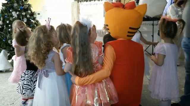 Новогодний утренник 2018- 2019. В гостях у кошечки Карамельки. СЕРЕБРЯНОЕ ШОУ. смотреть онлайн