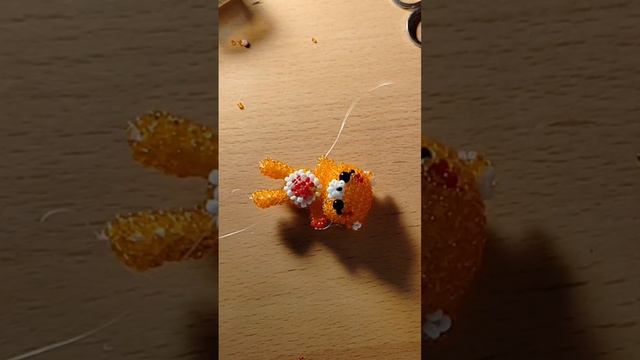 Заботливый мишка, плетение бисером. Готовый сплетенный мишка. смотреть онлайн