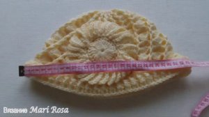 ВЯЗАННАЯ ШАПКА С КРАСИВЫМ ЦВЕТКОМ Ссылка на МК(не мой, автора) под этим видео