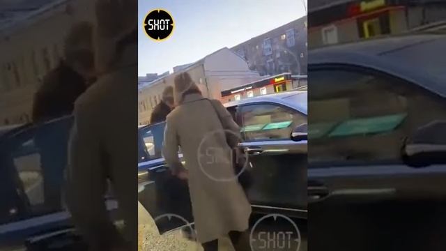 Даня Милохин попал под колёса велосипедиста в Москве, когда выходил из своего «майбаха». смотреть онлайн