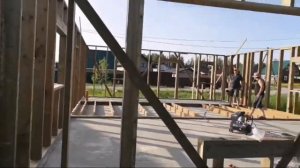 Сборка несущего каркаса дома на плите.