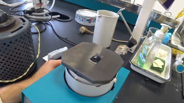 Подготовка пробы битума 2 часть. Для температуры хрупкости по Фраасу. смотреть онлайн