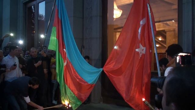 Участники шествия сожгли государственные флаги Турции и Азербайджана смотреть онлайн