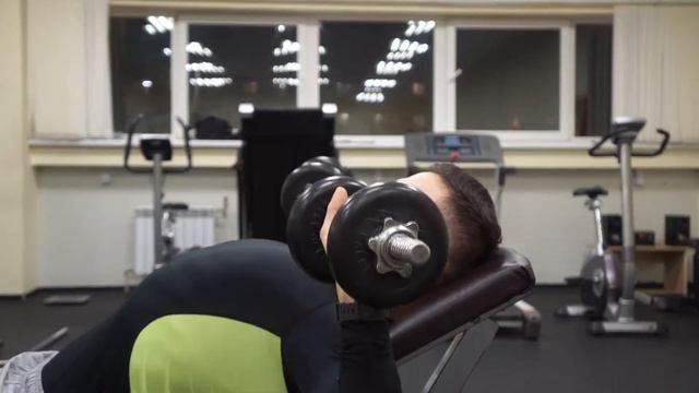 35.Жим гантелей на наклонной скамье смотреть онлайн