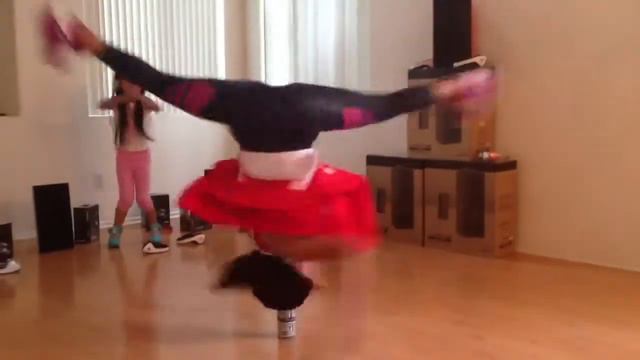 ‪Bgirl Spinderella Head spins on a Can!!‬ смотреть онлайн
