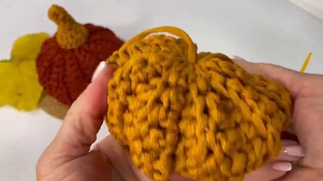 Кто хочет связать тыкву к Хеллоуин? Вязаный декор крючком | Soft Decor смотреть онлайн