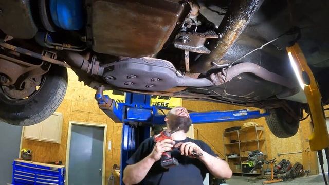1976 Oldsmobile Cutlass Engine Removal, getting ready for a Ls смотреть онлайн