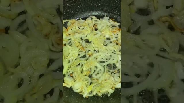Салат из морской капусты и фасоли.