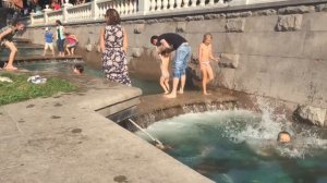 Купание в фонтане