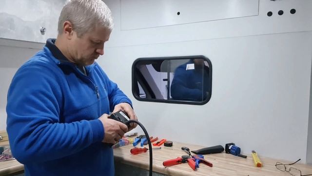 Установка внешней розетки в самодельный автодом смотреть онлайн