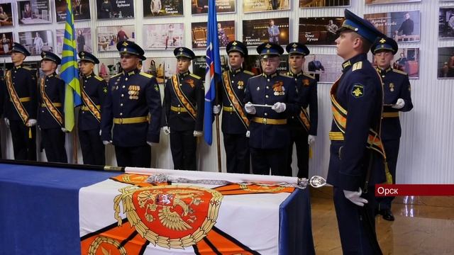 30072022 В Орске прошло уникальное зрелище военнослужащие прикрепили полотнище Боевого знамени к д смотреть онлайн