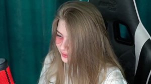 ГАЕЧКА СУЕТ ПАЛЬЦЫ В ДЫРОЧКУ