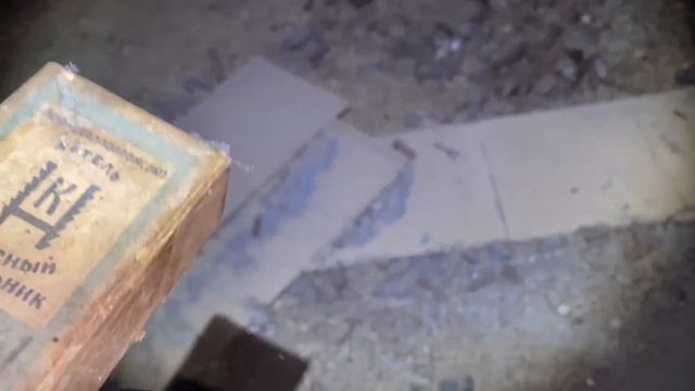 Нашел в деревенской заброшке за печной трубой, старую жестяную коробку. Она была не пустой. смотреть онлайн