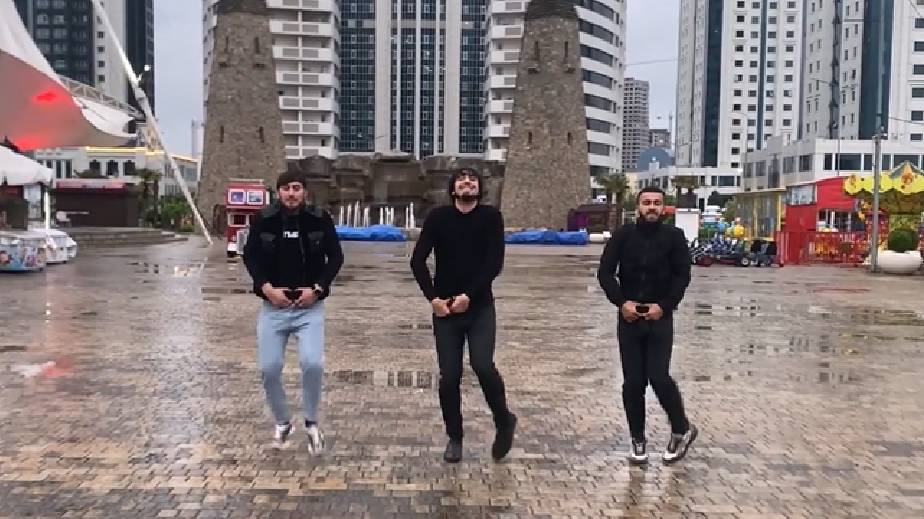 Парни Танцуют Супер Гогия Лезгинка Чечня 2024 ALISHKA Gogia Chechen Dance Грозный Цветочный Парк смотреть онлайн