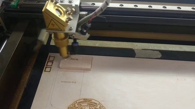 Лазерная гравировка на деревянной флешке СО2 смотреть онлайн