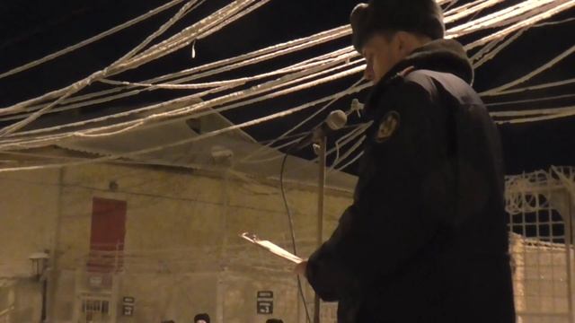 Замначальника колонии вручает награды заключенным смотреть онлайн
