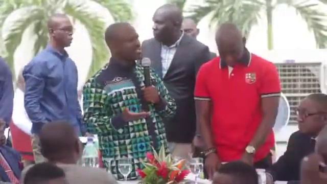 Guillaume SORO retrouve son frère смотреть онлайн