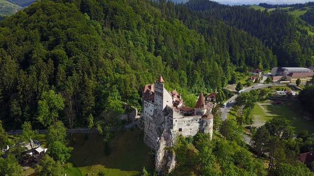 Romania, Bran Castle, DJI Mavic Pro. Flyby. смотреть онлайн