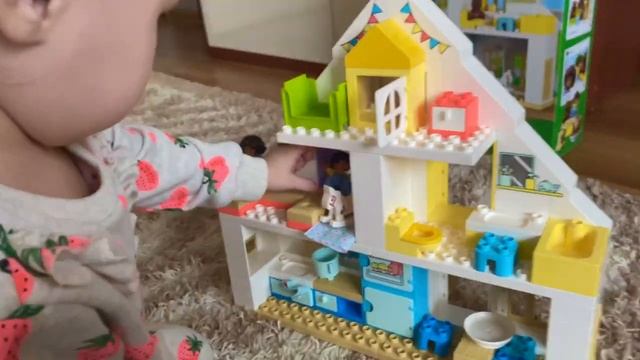 Лиза играет в ДОМИК / Набор LEGO / Собираем ДОМИК LEGO смотреть онлайн