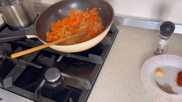 Почему раньше не знал о таком вкусном супе??? Чечевичный крем-суп хочется еще и еще смотреть онлайн