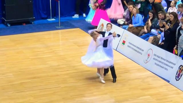 Открытый Чемпионат Минска Хомчик - Холодинская Юниоры 2 1/2 Медленный Вальс смотреть онлайн