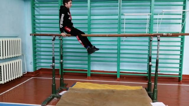 Комбинация на параллельных брусьях смотреть онлайн