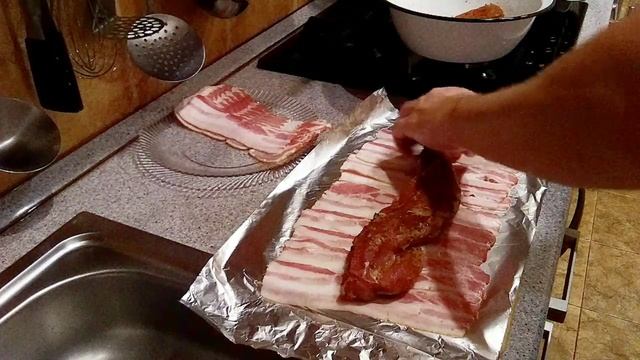 Запечённая вырезка из свинины с беконом смотреть онлайн