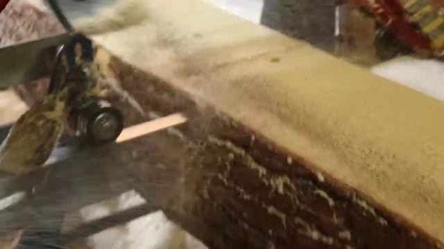 Как выпиливается заготовка для бессучкового плинтуса из бревна смотреть онлайн