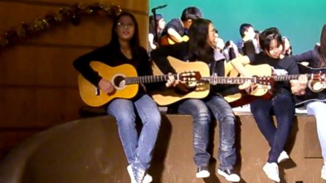 Feelin Groovy- Paul Simon : Performed by Entire Guitar Class of Mark Keppel смотреть онлайн