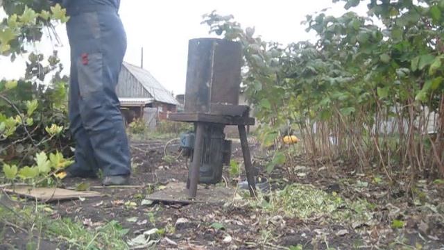 Садовый измельчитель своими руками.Часть 2--измельчение малиновых стеблей. смотреть онлайн
