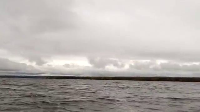 На лодке по реке Кама. Переплываем залив смотреть онлайн