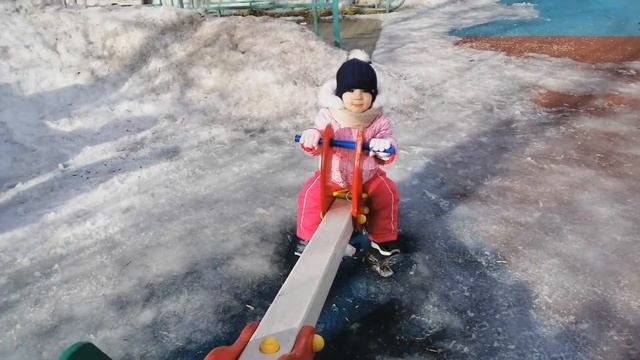 Baby кач-кач. Дочка на качелях смотреть онлайн