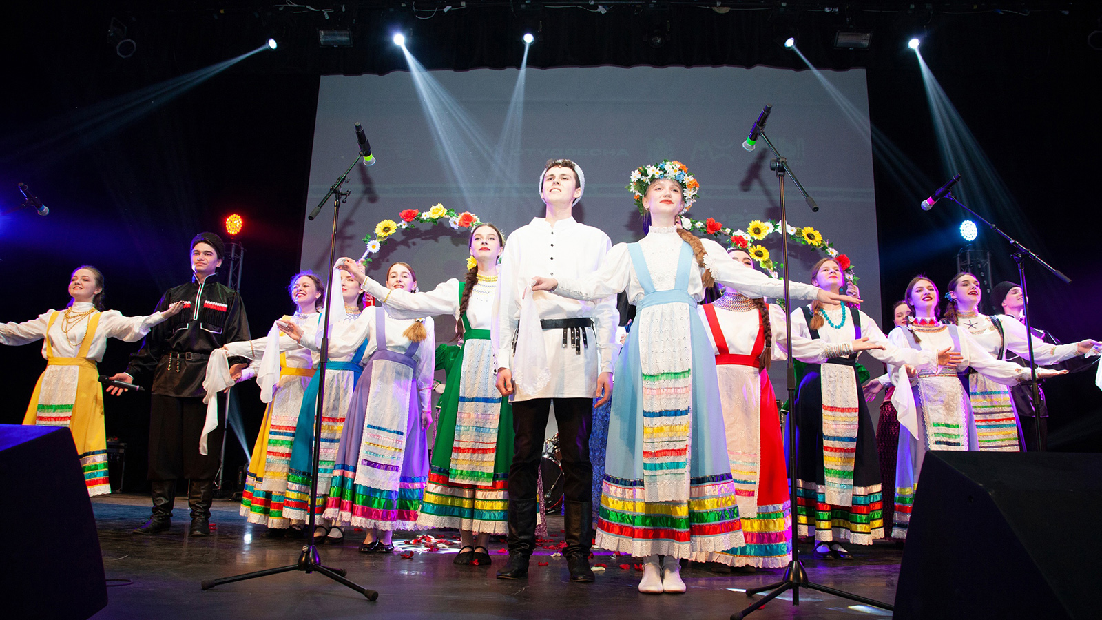 Коллектив народного вокала "Птичка певчая" (песня "Южный свадебный обряд") смотреть онлайн