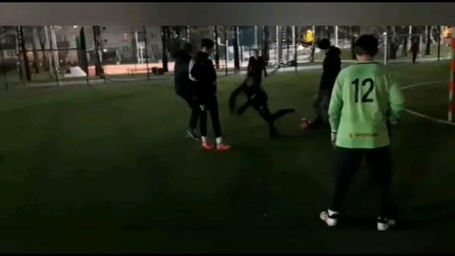 Что же лучше - мяч за 1$ или за 30$? Играем в футбол. Амкал, жди и бойся! смотреть онлайн