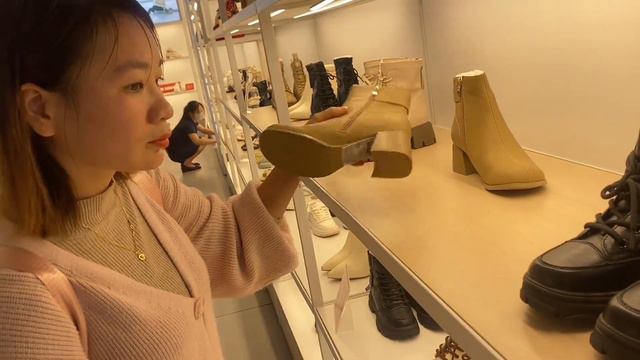 和越南女孩一起逛商场，她看上了名牌衣服包包，我该怎么办？ смотреть онлайн