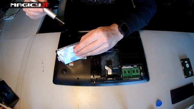 Samsung 350V (NP350V5C) Disassembly (hard drive replacement + upgrade RAM) смотреть онлайн