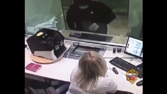 В Москве грабитель банка не смог уговорить кассиршу отдать деньги и убежал без них смотреть онлайн