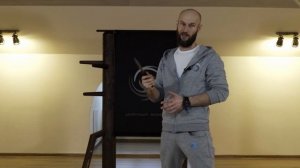 Как крутить нож между пальцами / трюки с ножом