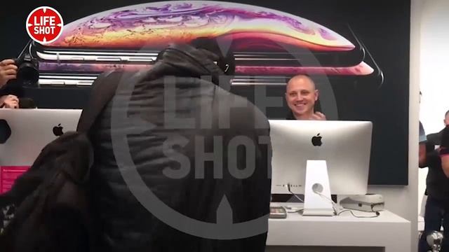 Москвич купил место в очереди на новый iPhone, но потерял деньги смотреть онлайн