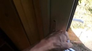 Видео: Как закрыть пластиковую дверь на ключ изнутри?