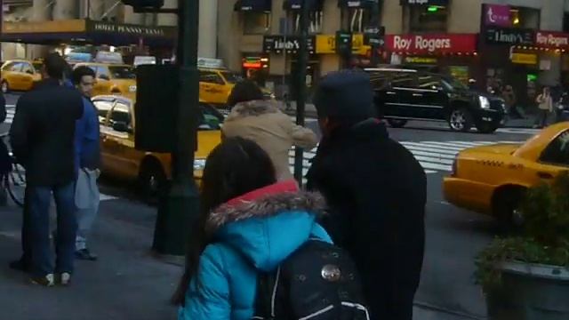 Drunk girl at Penn Station New York on New Years Day смотреть онлайн