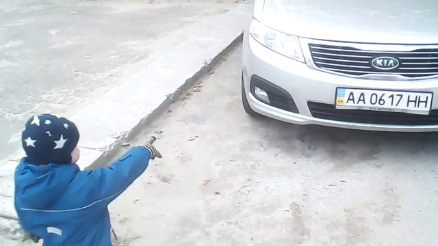 Ребенок в 1,5 года знает все марки машин. Часть 2. Практика на улице. смотреть онлайн