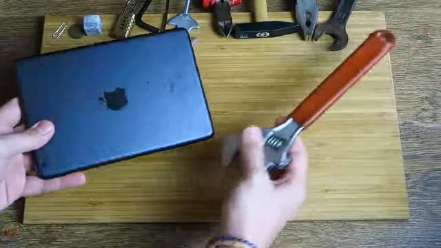 Россиянин разбил молотком iPhone и iPad смотреть онлайн