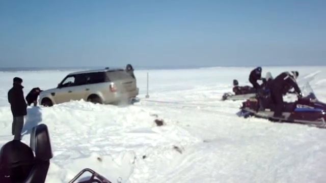 Застрявший Range Rover и снегоходы. Часть 3 смотреть онлайн