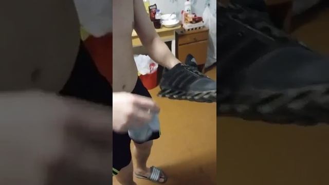 Чистка кроссовок от профессионала Дани. смотреть онлайн