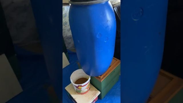 Перетопка старых тёмных рамок на небольшой пасеке. смотреть онлайн