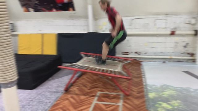 Наскок на мини-батут (трамп) двумя ногами смотреть онлайн