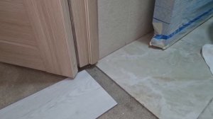 13. Укладка каменно полимерной плитки на пол.