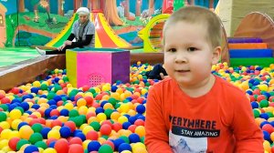 Играем на детской площадке прыгаем на батуте и катаемся с горки