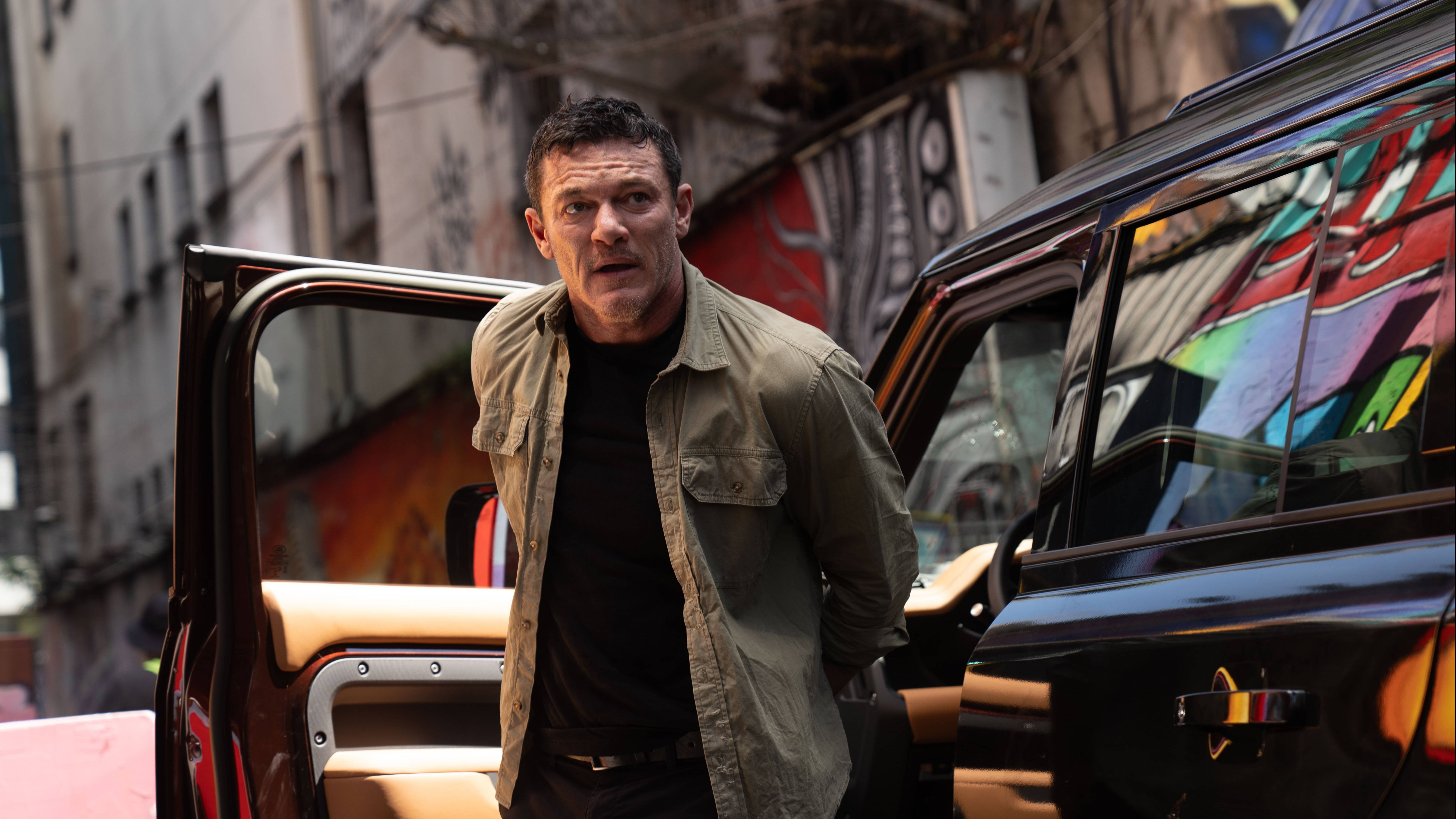 АГЕНТ НА УИКЕНД

Люк Эванс в сногсшибательном  боевике от Люка Бессона